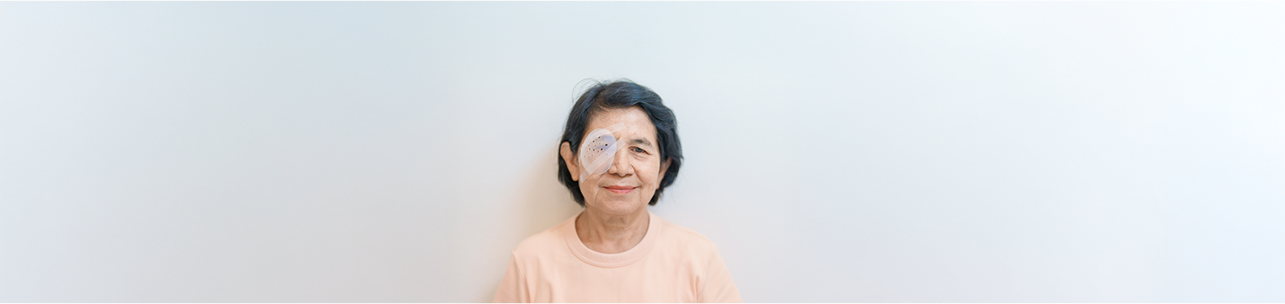 Imagem de uma senhora com um curativo no olho direito sinlalizando que ela fez o procedimento cirurgico para catarata