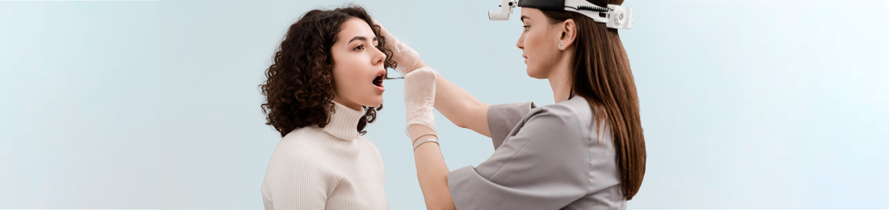 Imagem de uma senhora com um curativo no olho direito sinlalizando que ela fez o procedimento cirurgico para catarata